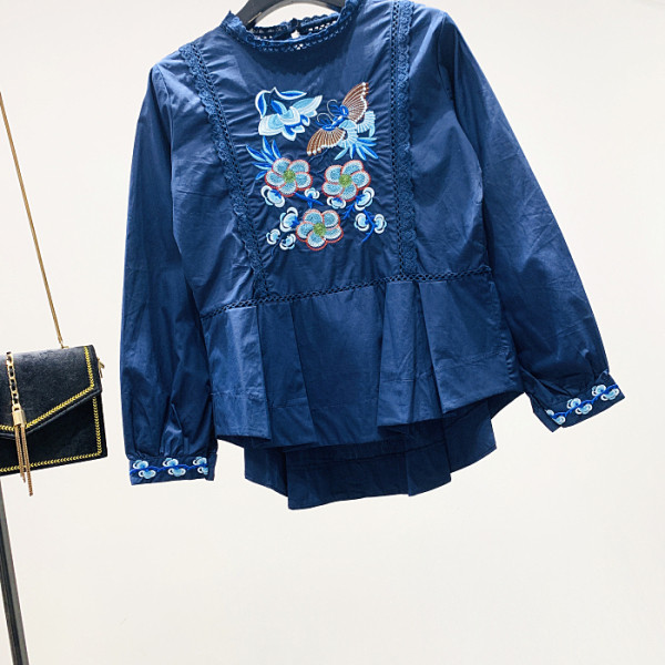 Moodne naiste särk madala kraega ja sinise tikandiga