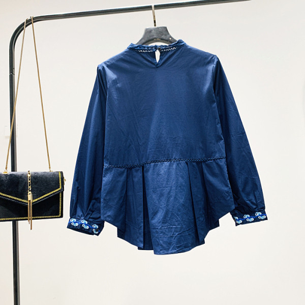 Moodne naiste särk madala kraega ja sinise tikandiga