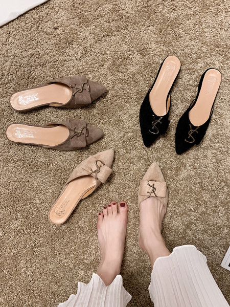 Modernas sieviešu smailas čības ar metāla elementu