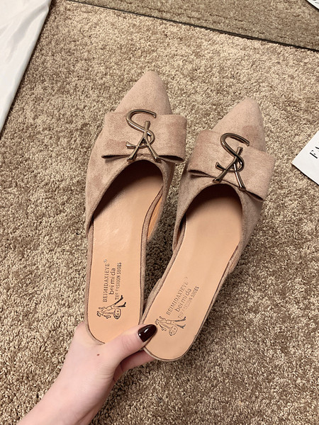 Modernas sieviešu smailas čības ar metāla elementu