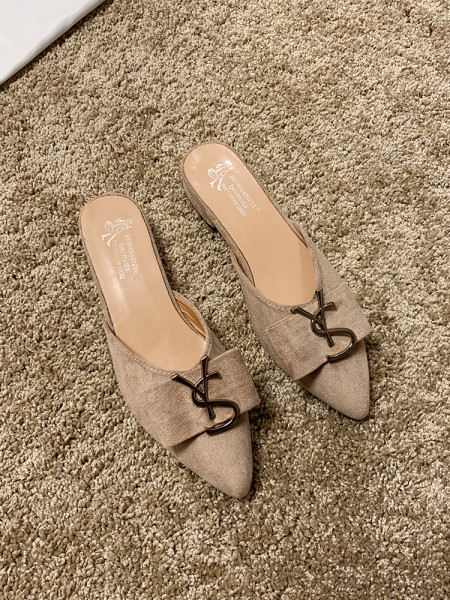 Modernas sieviešu smailas čības ar metāla elementu