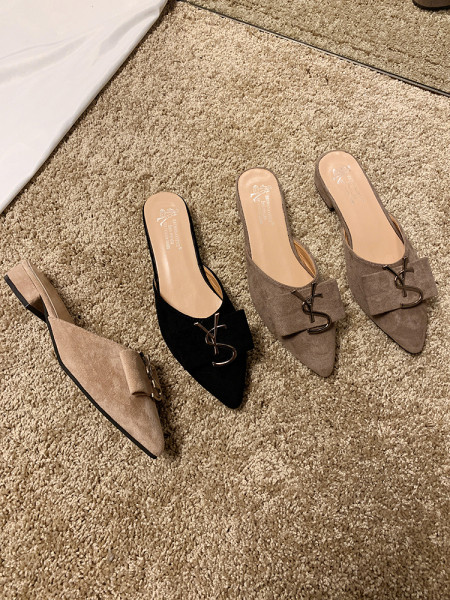 Modernas sieviešu smailas čības ar metāla elementu