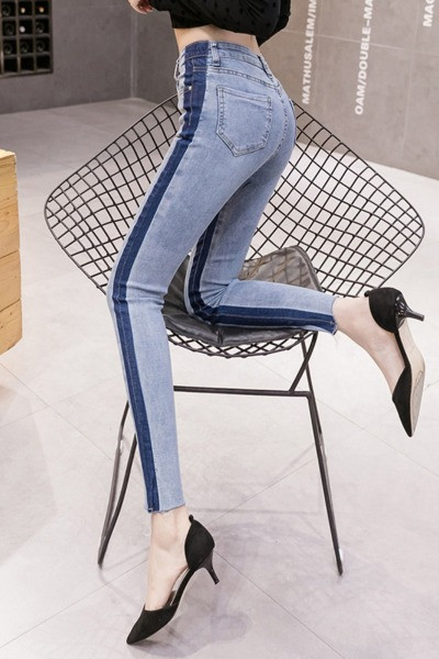 Ženski proljetni pripijeni model traperica s bočnim rubovima