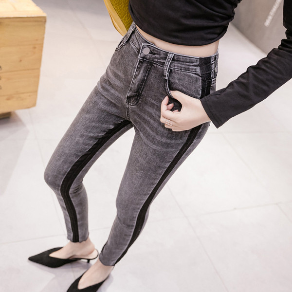 Ženski proljetni pripijeni model traperica s bočnim rubovima