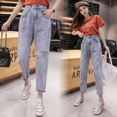 Moteriški platūs džinsai su plėšytais motyvais ir aukštu juosmeniu