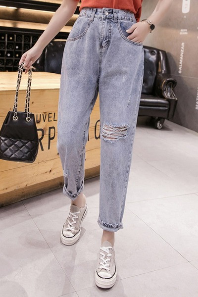 Moteriški platūs džinsai su plėšytais motyvais ir aukštu juosmeniu