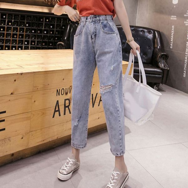 Moteriški platūs džinsai su plėšytais motyvais ir aukštu juosmeniu