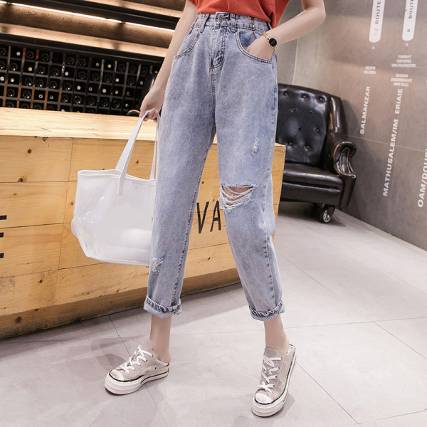 Moteriški platūs džinsai su plėšytais motyvais ir aukštu juosmeniu