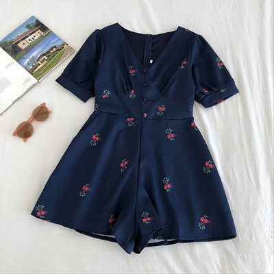 Moteriškas vasarinis kombinezonas V formos iškirpte ir trumpomis rankovėmis