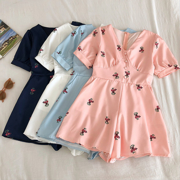 Moteriškas vasarinis kombinezonas V formos iškirpte ir trumpomis rankovėmis