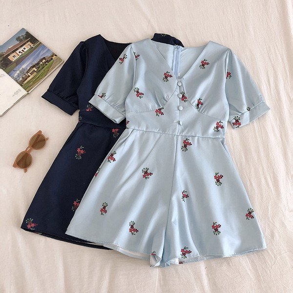 Moteriškas vasarinis kombinezonas V formos iškirpte ir trumpomis rankovėmis