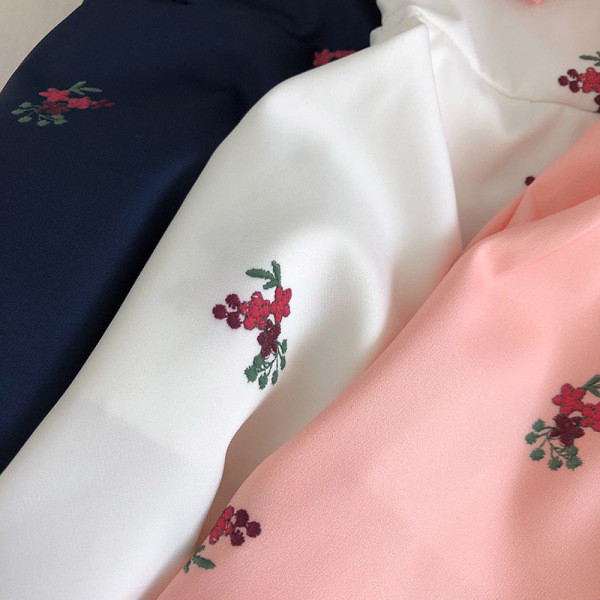 Moteriškas vasarinis kombinezonas V formos iškirpte ir trumpomis rankovėmis