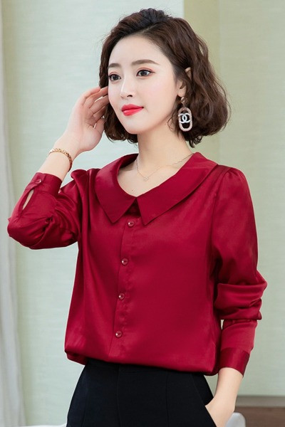 Moderna ženska košulja s kragnom i gumbima