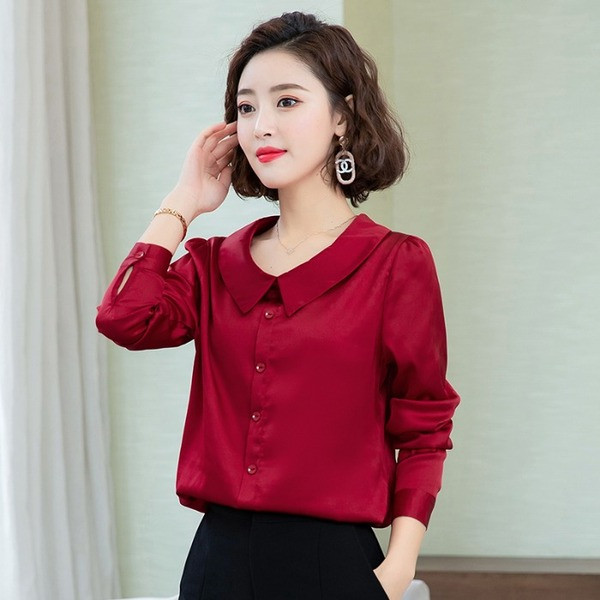 Moderna ženska košulja s kragnom i gumbima