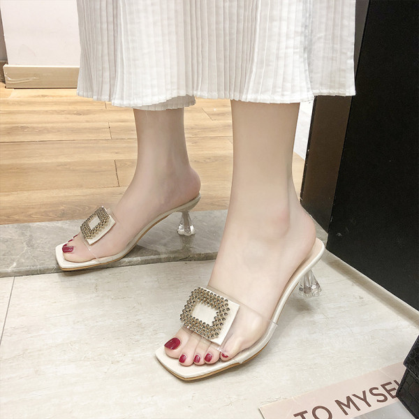 Naiste moodsad paksu kontsa ja metallist pandlaga sussid