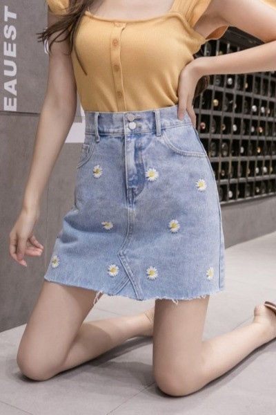 Moderni džinsa svārki ar izšūtiem ziediem