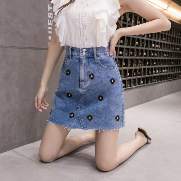 Moderni džinsa svārki ar izšūtiem ziediem