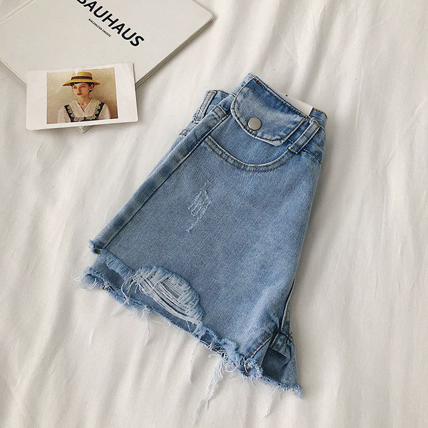 Pantaloni scurți din denim cu motive rupte și talie înaltă