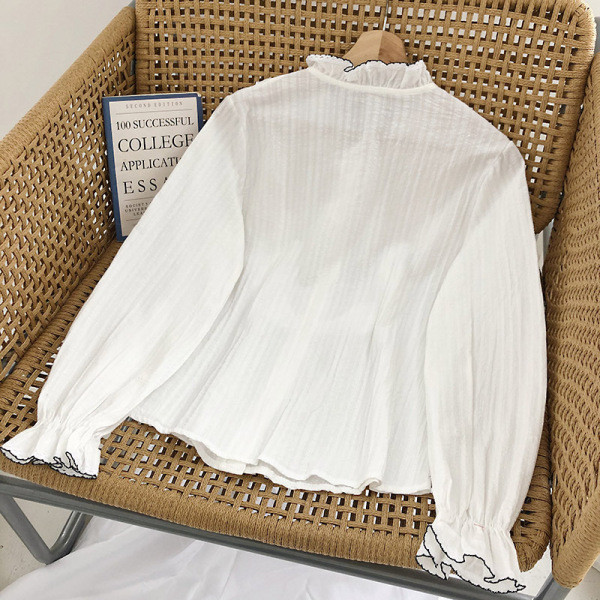 Modern fehér női ing hosszú ujjal és gombokkal