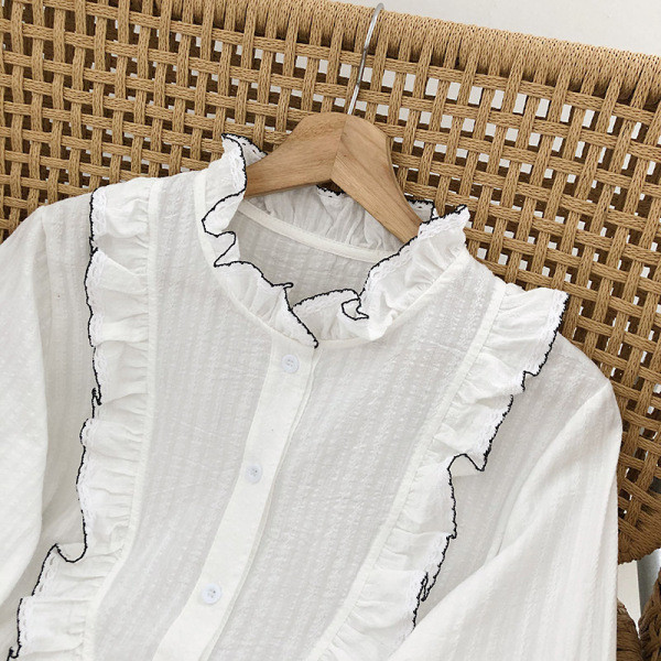 Modern fehér női ing hosszú ujjal és gombokkal