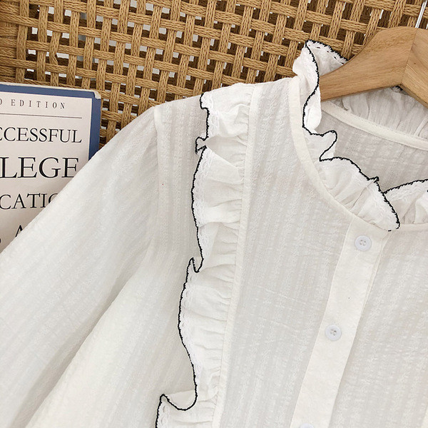 Modern fehér női ing hosszú ujjal és gombokkal