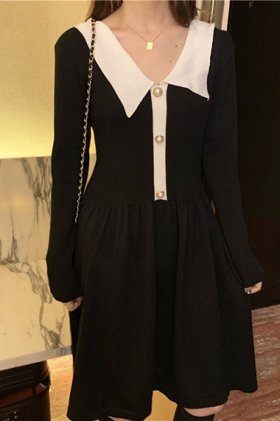 Crna ženska haljina s V izrezom i gumbima