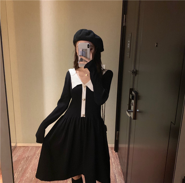 Crna ženska haljina s V izrezom i gumbima