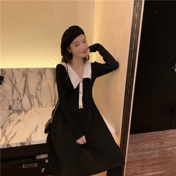 Crna ženska haljina s V izrezom i gumbima