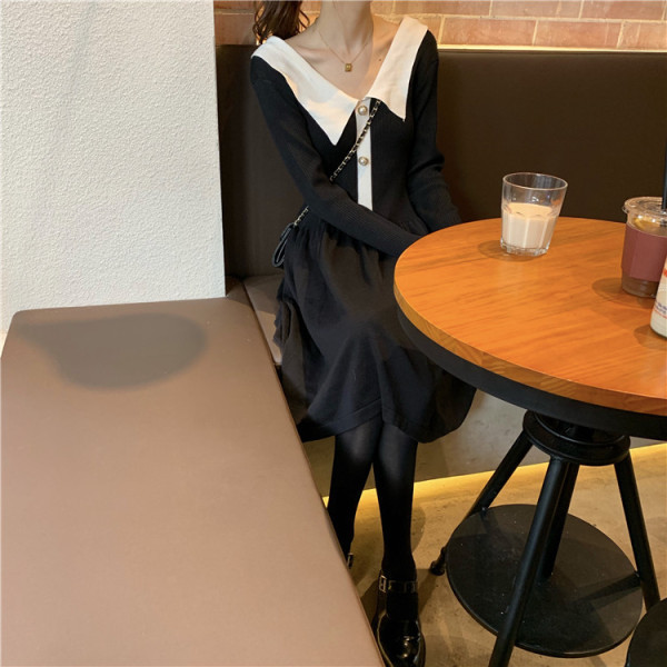 Crna ženska haljina s V izrezom i gumbima