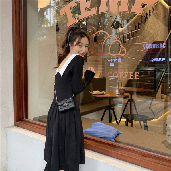 Crna ženska haljina s V izrezom i gumbima