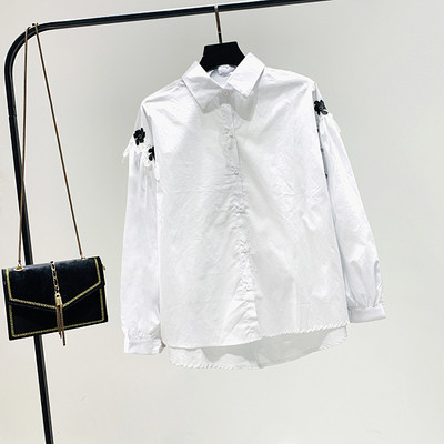 Naujo modelio moteriški marškiniai su klasikine apykakle ir siuvinėjimu ant rankovės