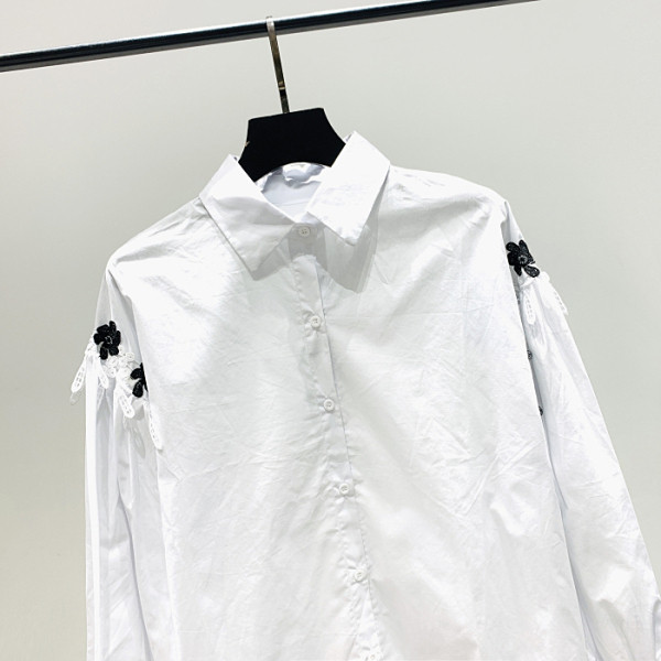 Naujo modelio moteriški marškiniai su klasikine apykakle ir siuvinėjimu ant rankovės