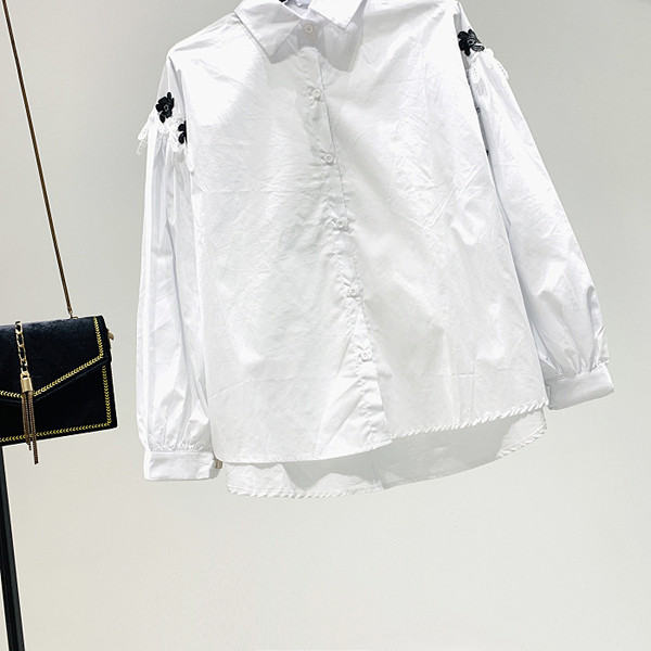 Naujo modelio moteriški marškiniai su klasikine apykakle ir siuvinėjimu ant rankovės