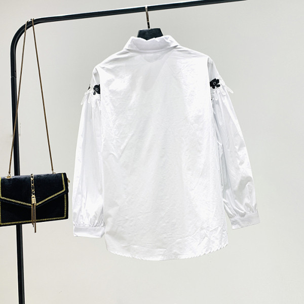 Naujo modelio moteriški marškiniai su klasikine apykakle ir siuvinėjimu ant rankovės