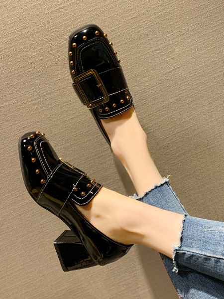 Moderne ženske lakirane cipele s debelom petom i metalnim elementom