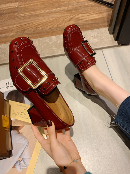 Moderne ženske lakirane cipele s debelom petom i metalnim elementom