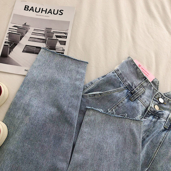 Dabartinis moteriškų džinsų tiesus modelis aukštu juosmeniu