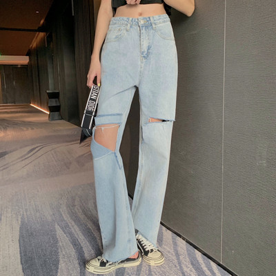 Lengvi moteriški džinsai su plėšytais motyvais ir aukštu liemeniu