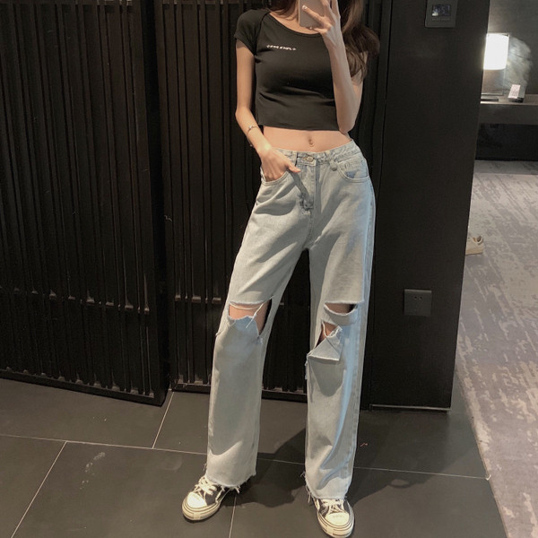 Lengvi moteriški džinsai su plėšytais motyvais ir aukštu liemeniu