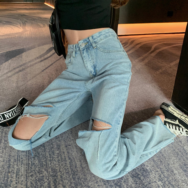 Lengvi moteriški džinsai su plėšytais motyvais ir aukštu liemeniu