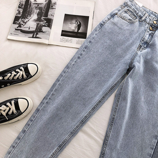 Modernus moteriškas džinsų modelis su aukštu juosmeniu ir siuvinėjimais