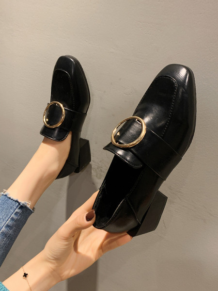 Női bőrcipő vastag sarkú fém elemmel