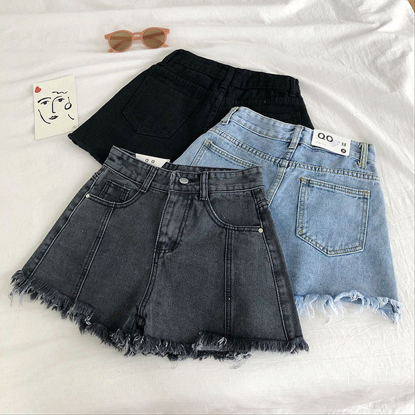 Farmer rövidnadrág széles modell magas derékkal, szakadt motívumokkal