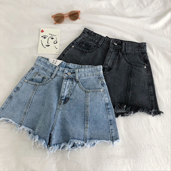 Farmer rövidnadrág széles modell magas derékkal, szakadt motívumokkal