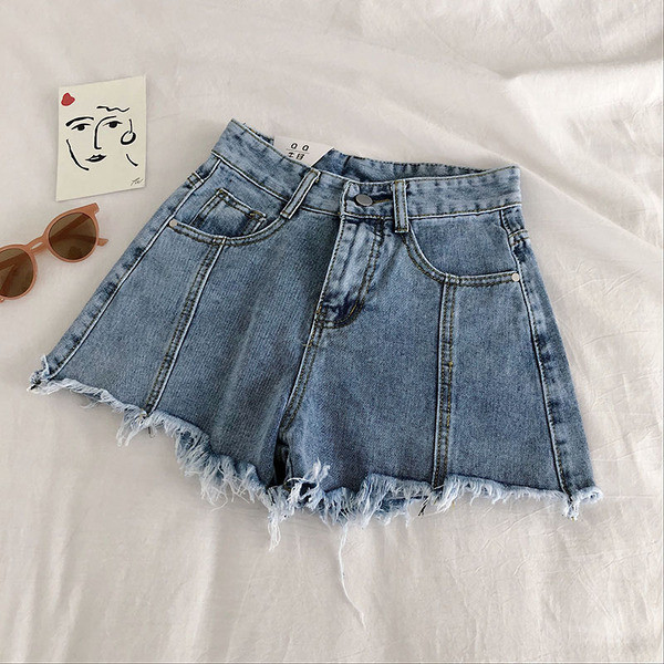 Farmer rövidnadrág széles modell magas derékkal, szakadt motívumokkal