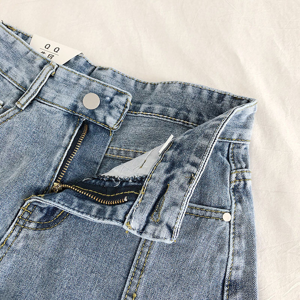 Farmer rövidnadrág széles modell magas derékkal, szakadt motívumokkal