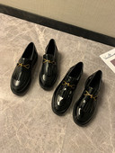 Alkalmi női cipő bojttal és fém elemmel - két modell