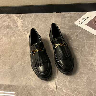 Alkalmi női cipő bojttal és fém elemmel - két modell