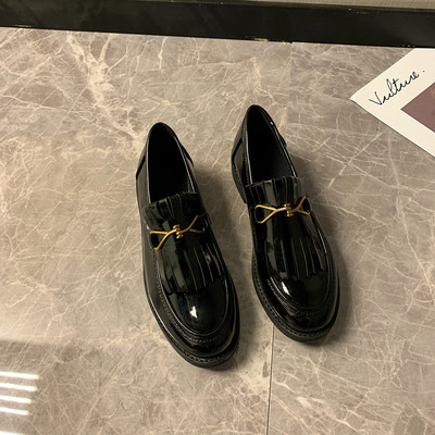 Alkalmi női cipő bojttal és fém elemmel - két modell