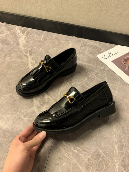 Alkalmi női cipő bojttal és fém elemmel - két modell